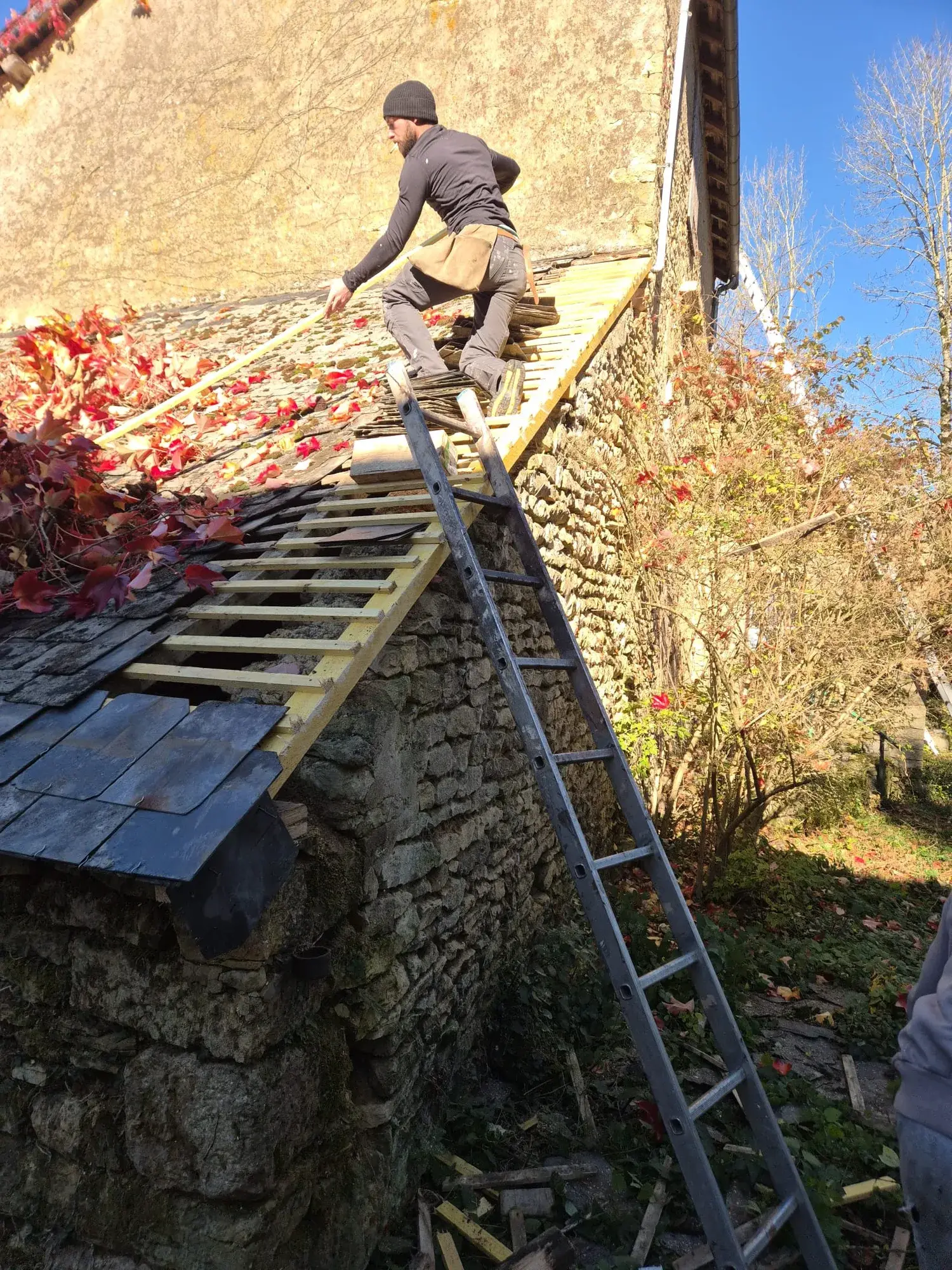 L'artisan couvreur de Renov' Habitat 58 sur un chantier à Clamecy