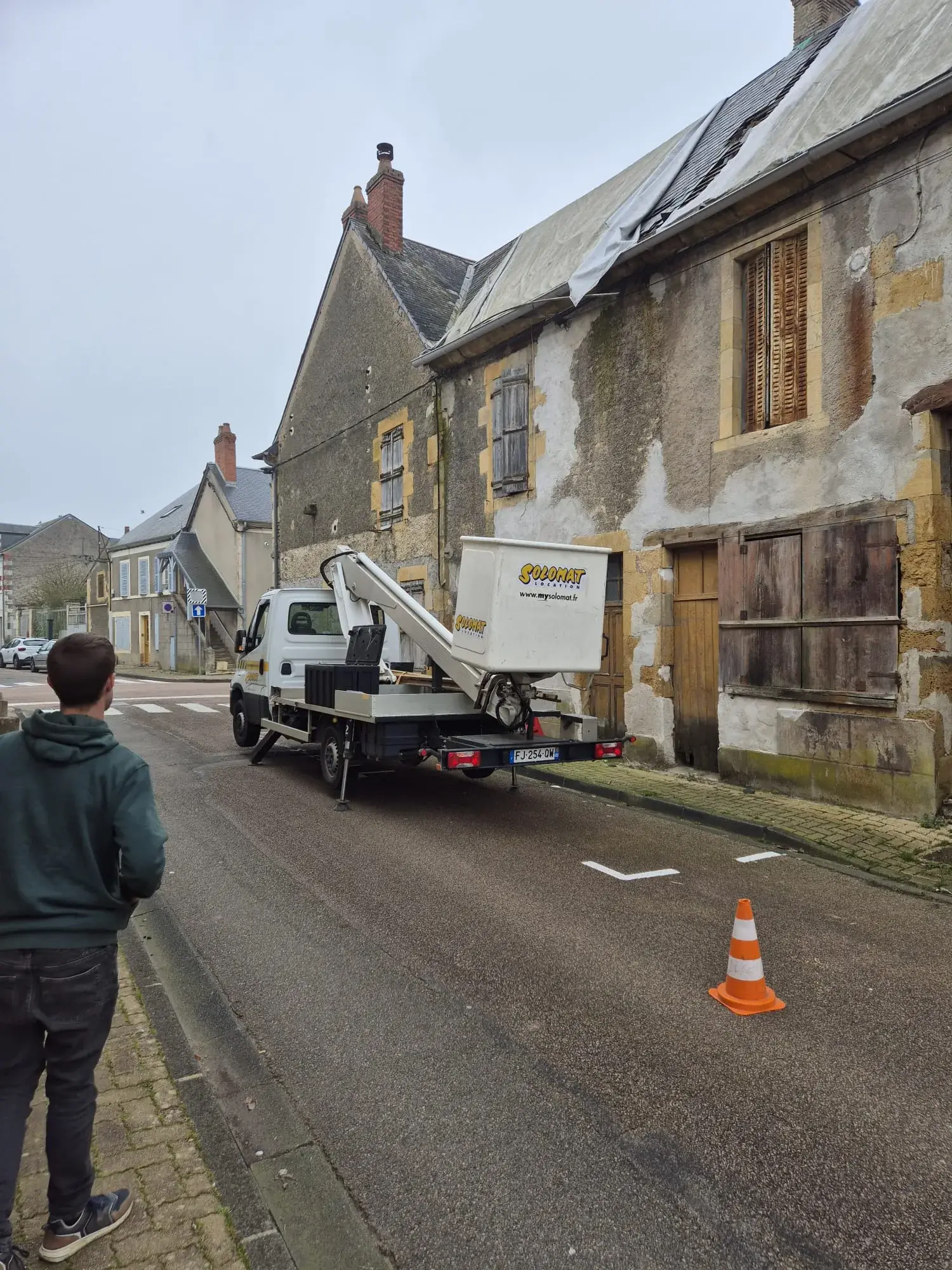 Toiture entièrement bâchée en urgence depuis un camion nacelle, en attendant la réparation de la fuite