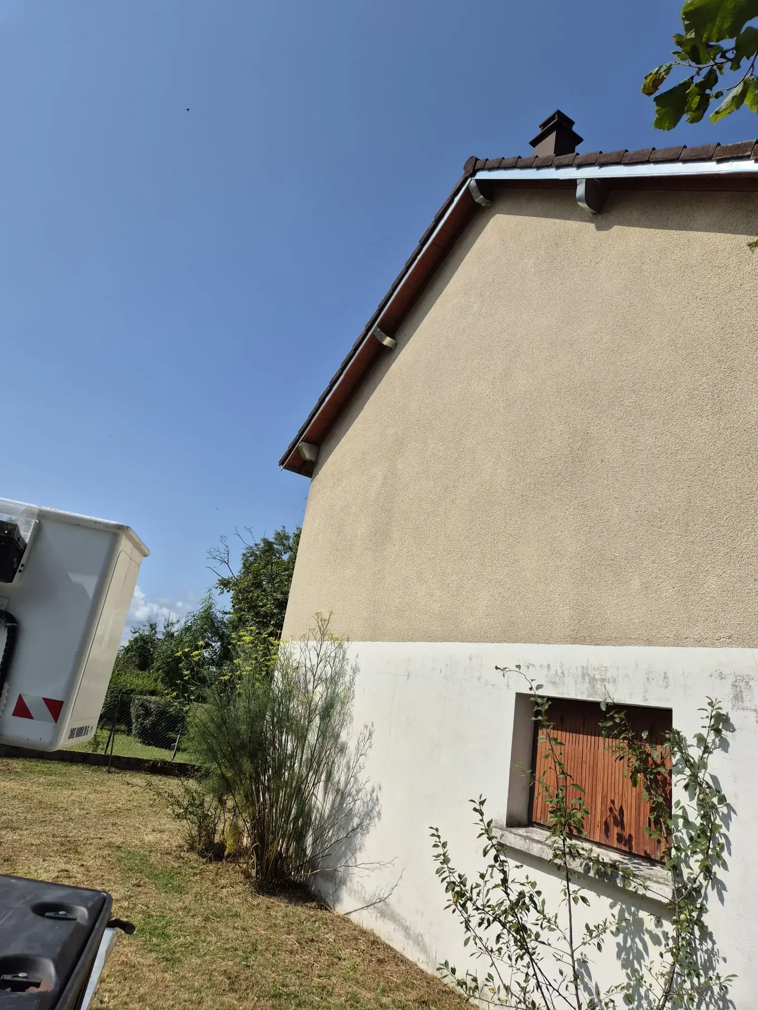 Habillage de rive et bandeau en zinc neufs posés à la nacelle sur un pignon