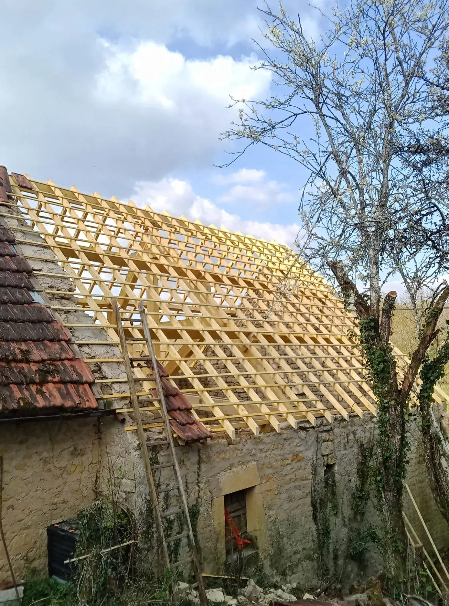 Grange en pierre entièrement chevronnée et liteaunée en bois neuf, prête à recevoir les tuiles