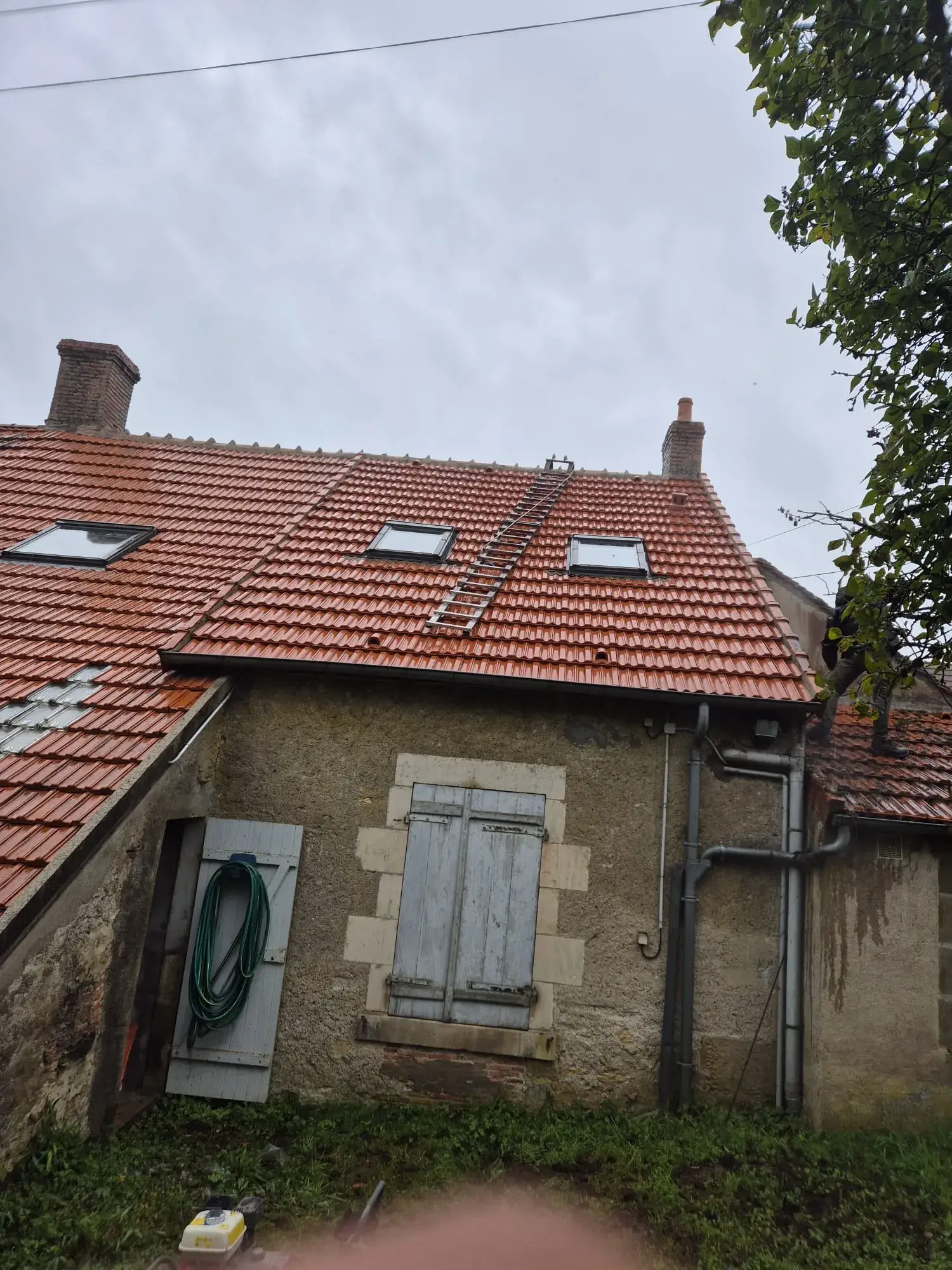 Longère de la Nièvre après démoussage de sa toiture en tuiles mécaniques par Renov' Habitat 58