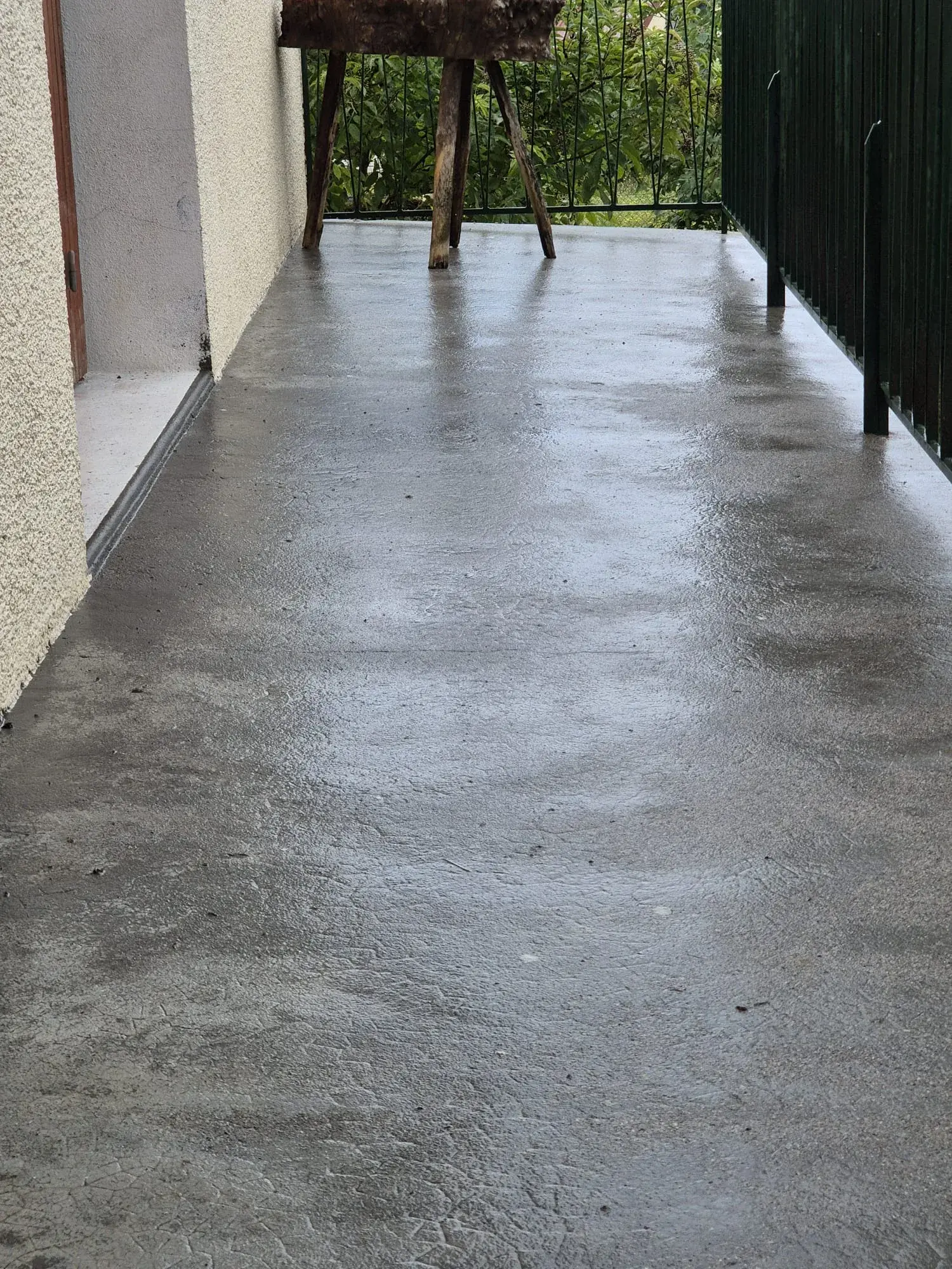 Dalle de terrasse rénovée et étanchée par Renov' Habitat 58 sur une maison de la Nièvre