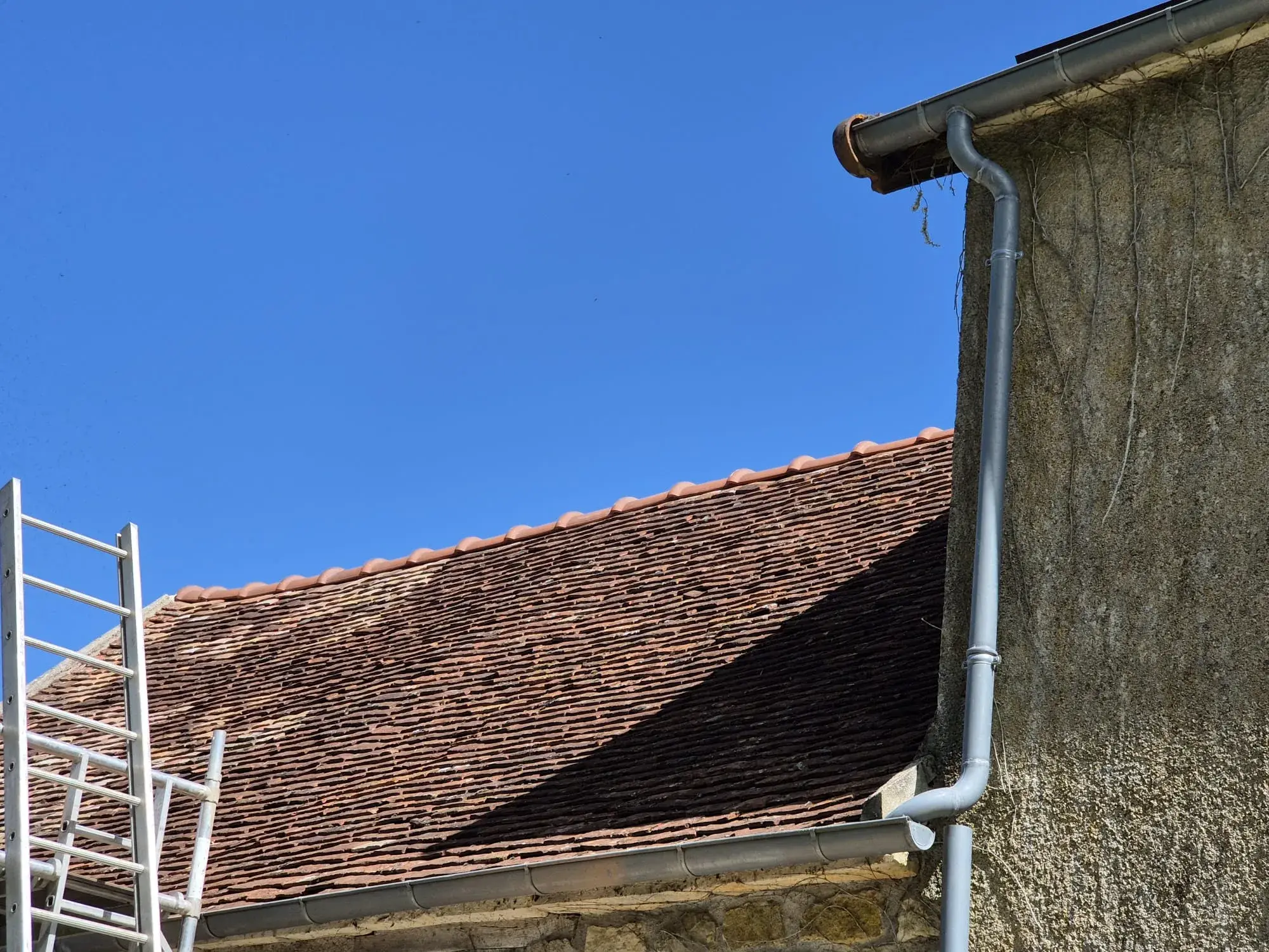 Pose d'une gouttière en zinc sur une maison ancienne à Clamecy par Renov' Habitat 58
