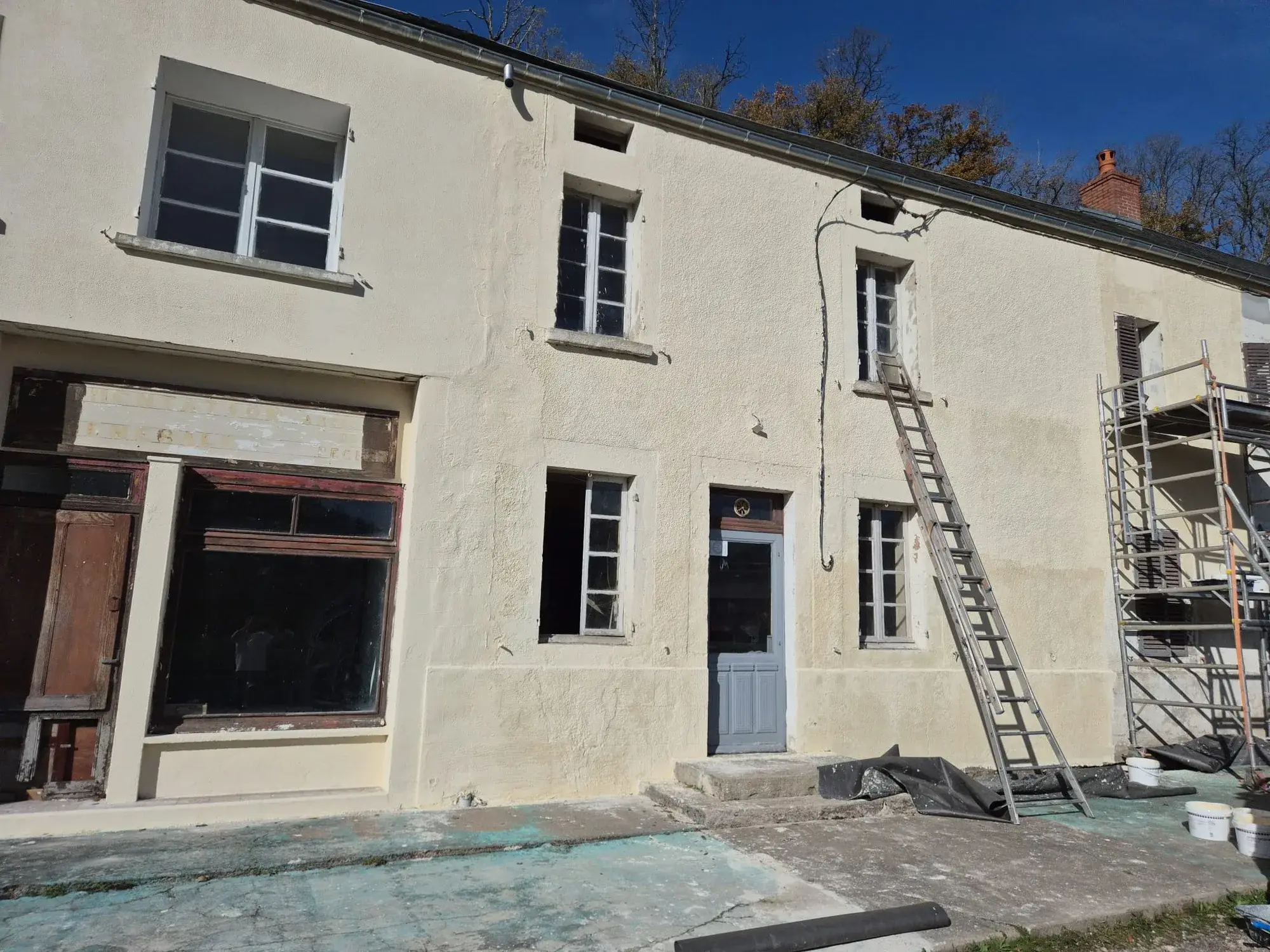 Ravalement fraîchement terminé sur une longère de bourg, échafaudage encore en place — Renov' Habitat 58