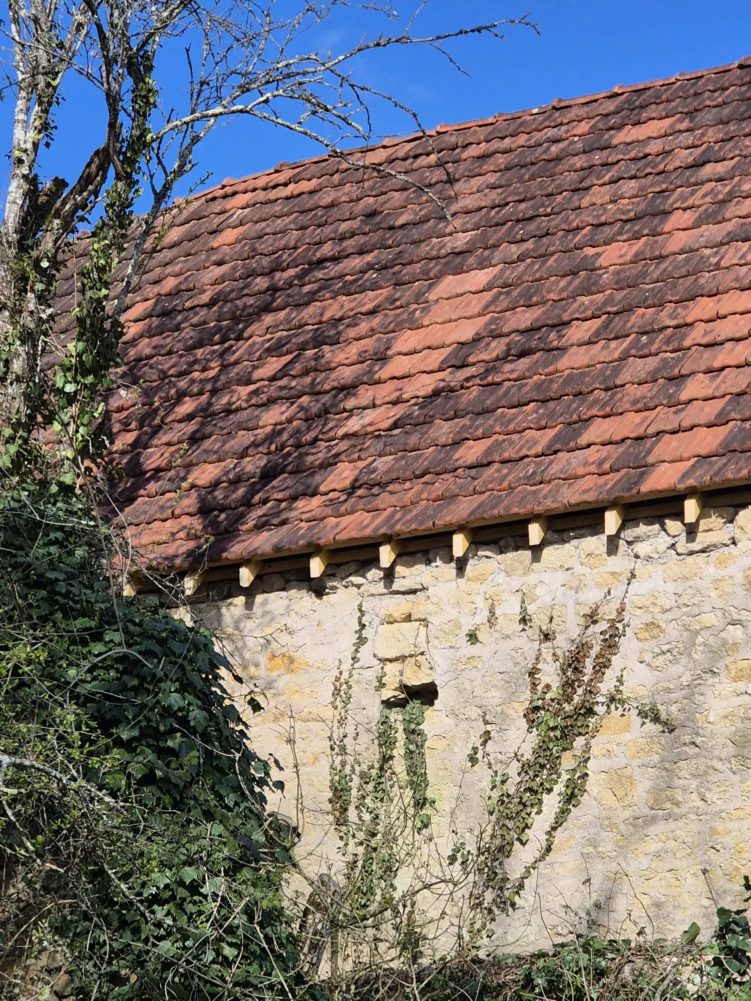 Toiture en tuile plate rénovée par Renov' Habitat 58 près de Clamecy