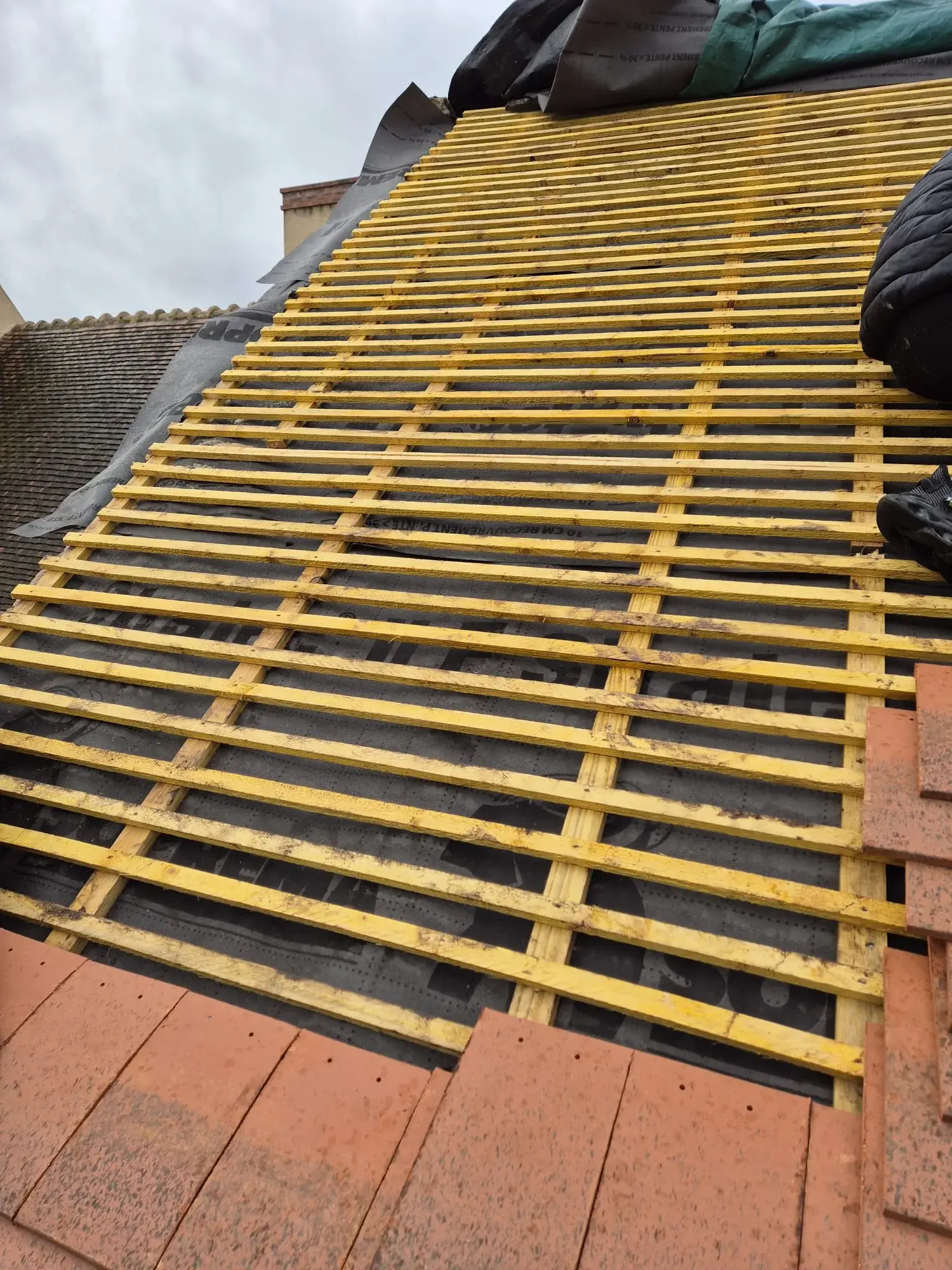 Écran de sous-toiture et liteaux neufs posés avant la couverture en tuiles plates, par Renov' Habitat 58