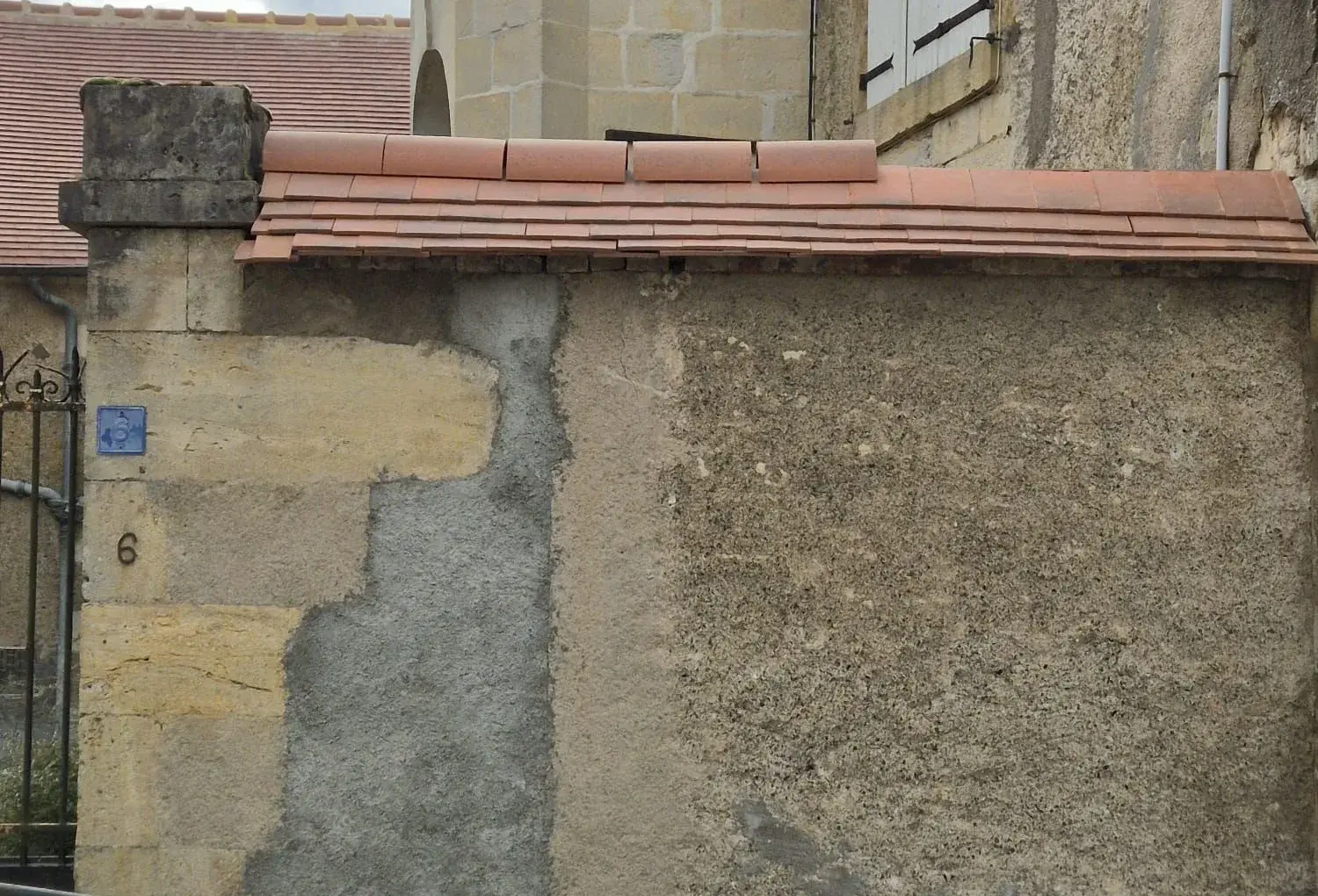 Le même mur après intervention de Renov' Habitat 58 : couvertine neuve en tuiles plates et maçonnerie reprise