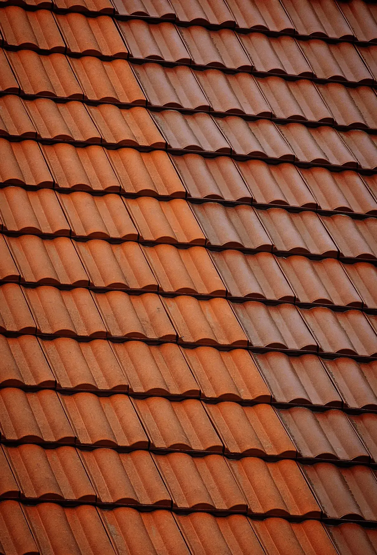 Toiture en tuiles remise en état, couverture régulière et étanche