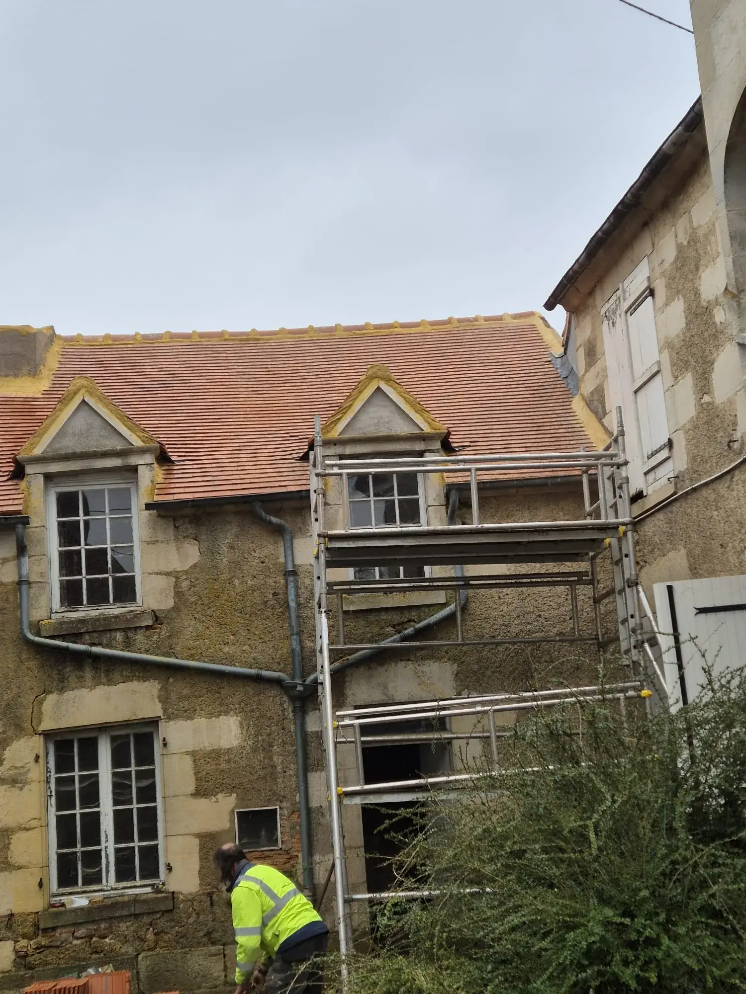 Chantier de couverture en cours avec échafaudage à Clamecy par Renov' Habitat 58